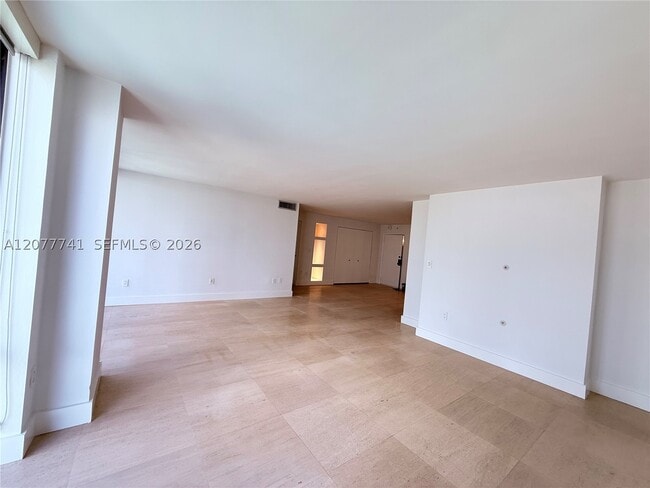 Building Photo - 1450 Brickell Bay Dr