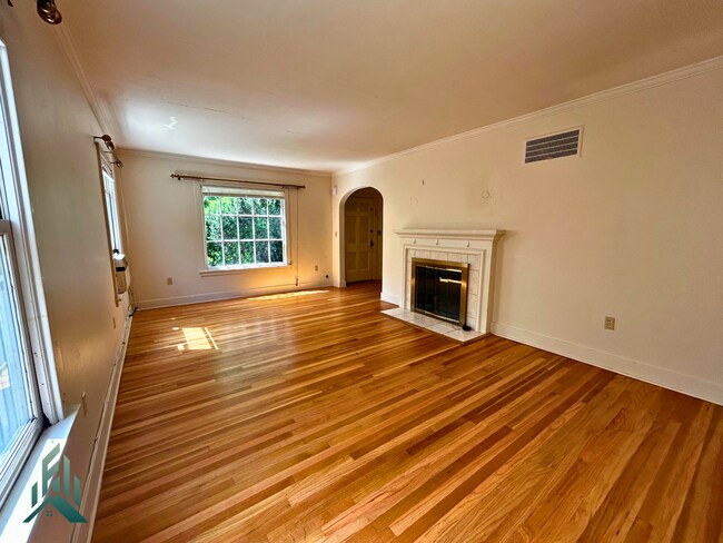 Foto del edificio - Charming 4 Bedroom Home with Hardwood Floors, Gas Fireplace & Large Fenced Yard