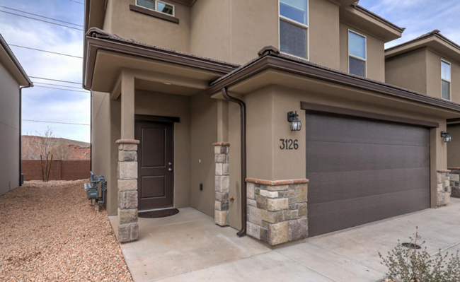 Building Photo - End Unit Fossil Hills Townhome with 3 Beds...