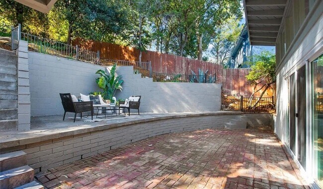 Foto del edificio - 1450 La Loma Rd