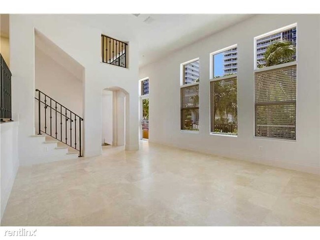 Foto del edificio - 3037 Riomar St