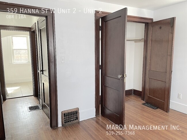 Building Photo - COZY BACHELOR IN 4-PLEX DOWNTOWN + HYDRO & GAS