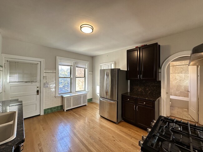 Foto del edificio - 1527 W Pratt Blvd