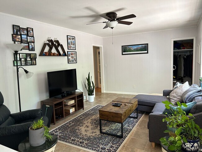 Foto del edificio - 1324 Sumar Rd. (Crestwood Highlands)