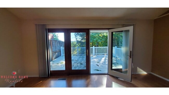 Building Photo - 2 bedroom townhome condo with AMAZING view...