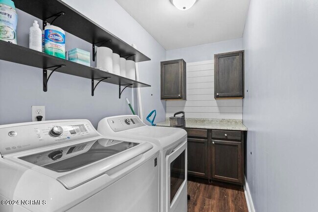 Building Photo - 301 Pine Ridge Ln