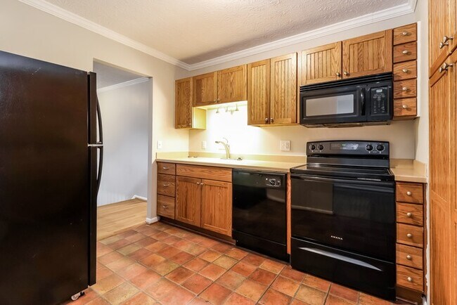 Building Photo - Attractive Split Level Home