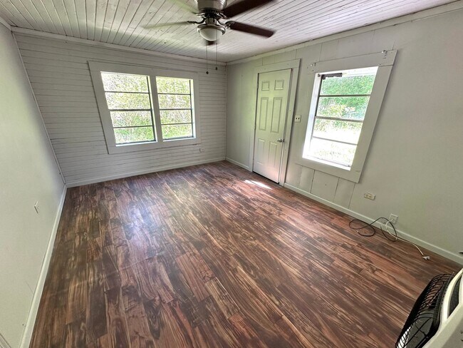 Foto del edificio - 1 Bedroom- 1 Bathroom- (with bonus room) House in Shannon!