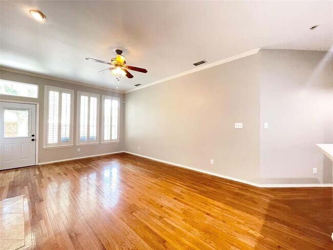 Building Photo - 2410 Shorecrest Dr
