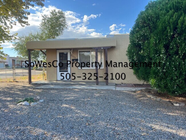 Foto del edificio - 3 Bedroom 2 Bath, 1 Car Garage and new flooring!