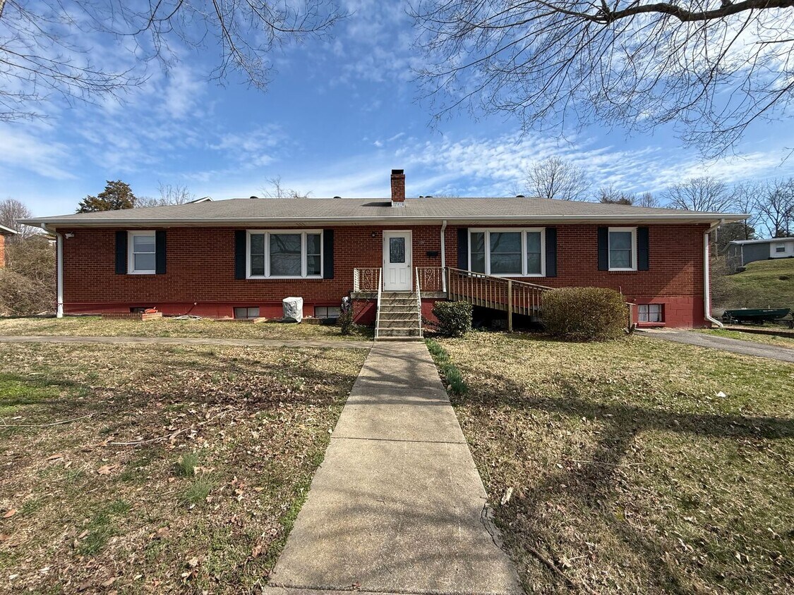 Charming 2 Bed, 1 Bath Triplex - Charming 2 Bed, 1 Bath Triplex