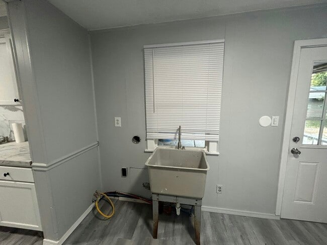 Building Photo - 25511 Pennie St