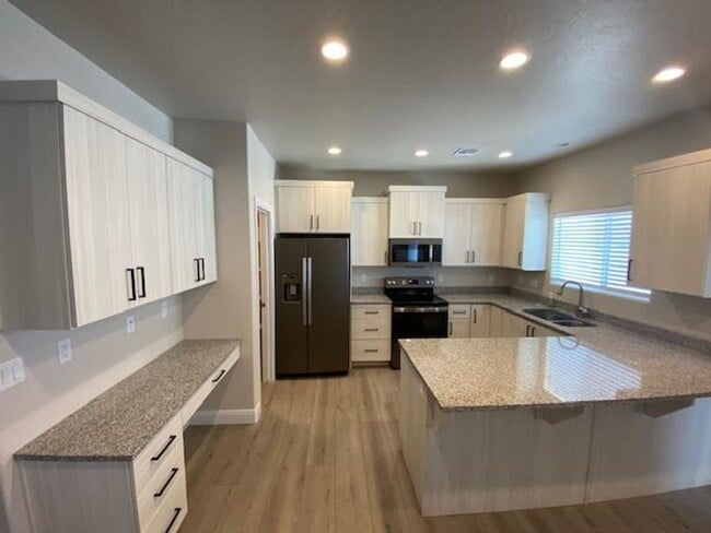 Building Photo - 3 Bed - 2.5 Bath, Large Townhouse - 2 Car Garage