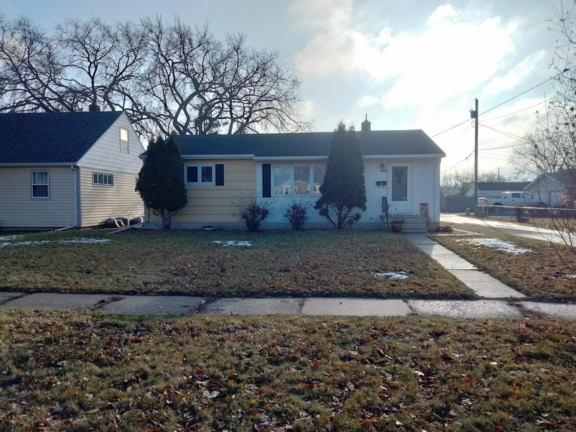 1315 11th Ave N, Moorhead, MN 56560 House Rental in Moorhead, MN