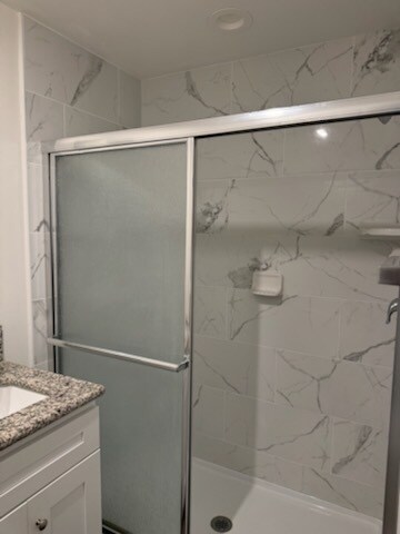 Ducha independiente en la primera planta - 471 E Newlove Dr