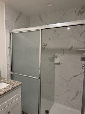 Walk in shower 1st floor - 471 E Newlove Dr
