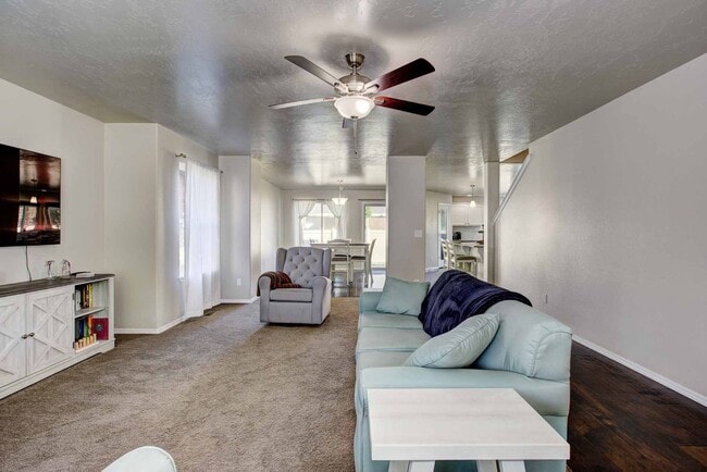 Building Photo - Beautiful 6 bed 2.5 bath home located in t...
