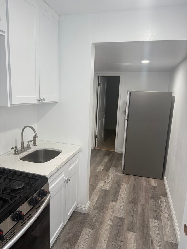 Building Photo - 1302 W 127th St