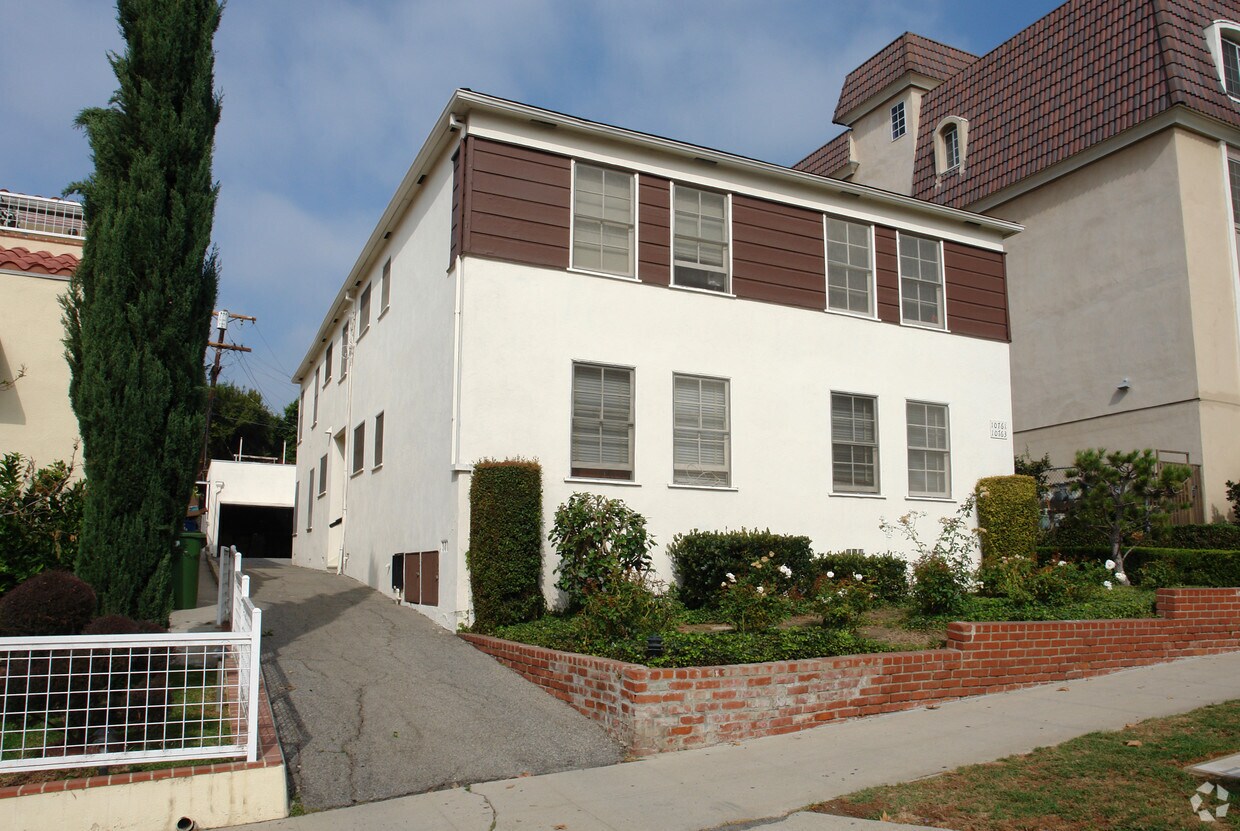 Foto del edificio - 10761-10763 Massachusetts Ave