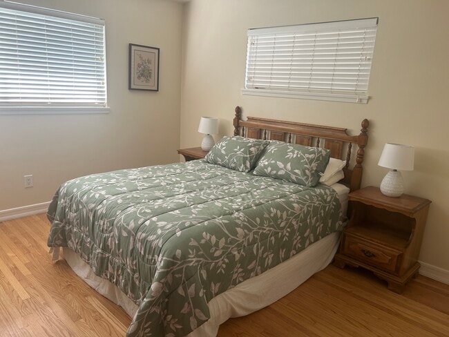 Dormitorio principal - Cama Queen - 5835 Babbitt Ave