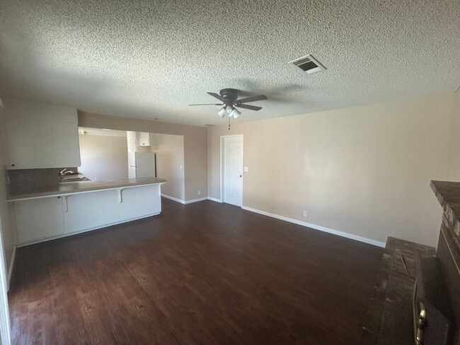 Building Photo - Stay cool in Lemoore in this spacious home...
