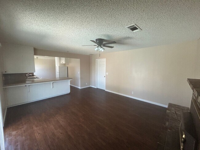 Foto del edificio - Stay cool in Lemoore in this spacious home...