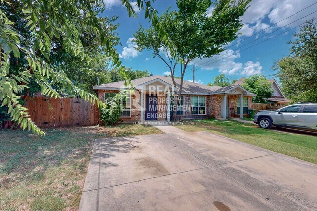 Building Photo - 406 Truman Arlington