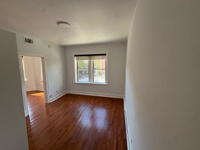 Building Photo - 5235 N Damen Ave