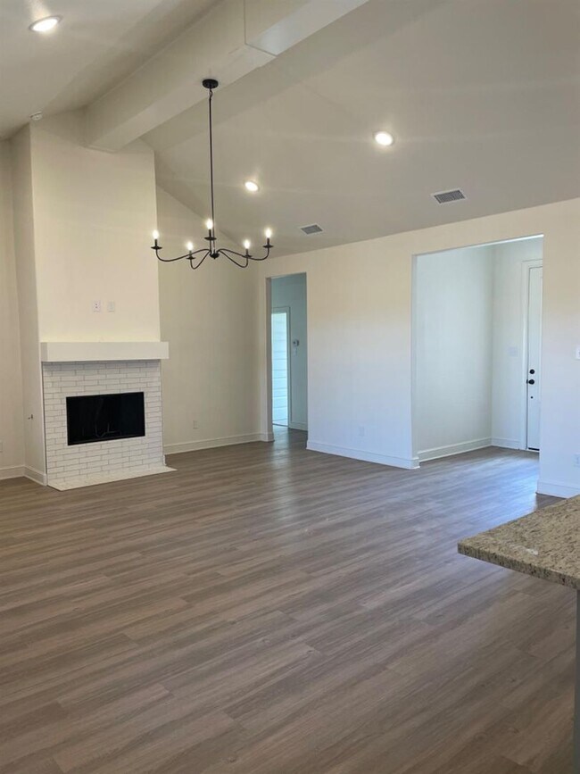 Foto del edificio - Available July 8th! Show Stopping New Cons...