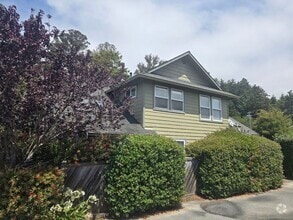 Building Photo - 830 Crescent Way