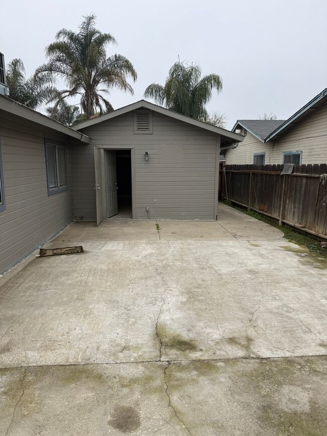 NEWLY RENOVATED 1BD 1BTH!! ALL UTILITIES INCLUDED! APPLY NOW!! - NEWLY RENOVATED 1BD 1BTH!! ALL UTILITIES INCLUDED! APPLY NOW!! House