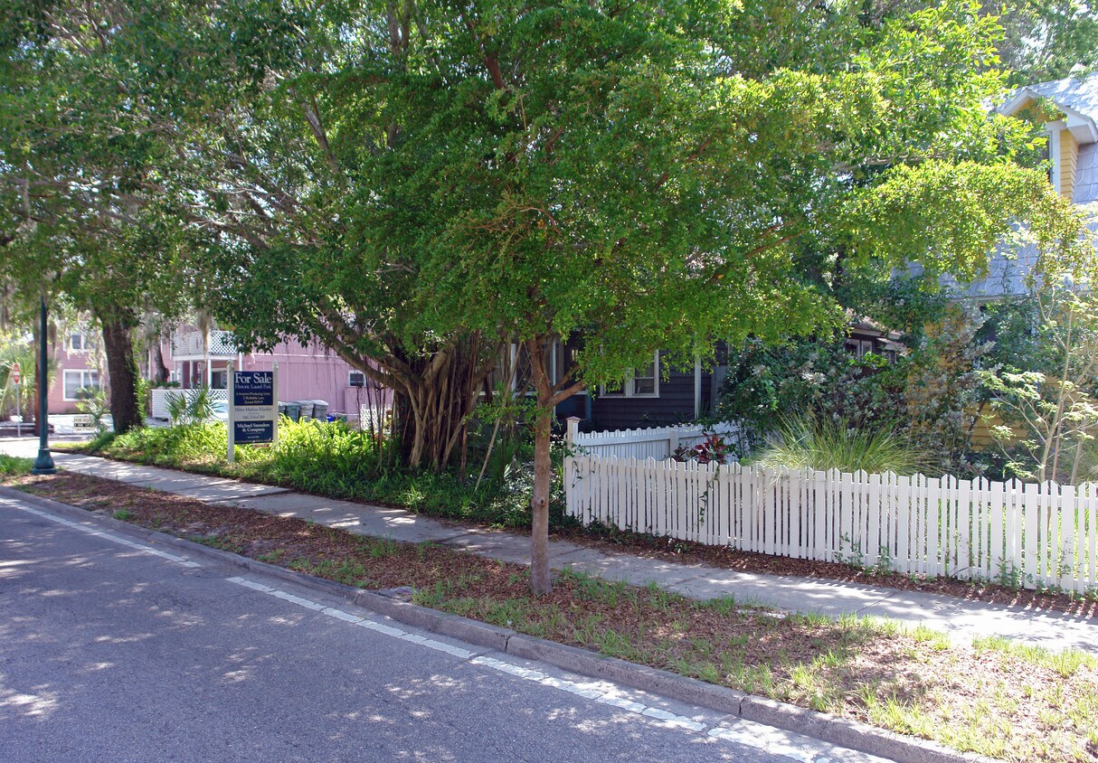 Foto del edificio - 329 S Osprey Ave