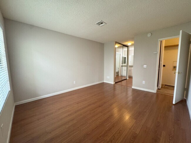 Building Photo - 2 Bed 2 Bath Rancho Penasquitos First Floo...