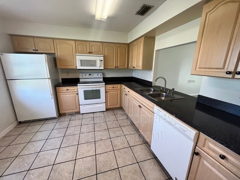 527 SE 5th Pl, Cape Coral, FL 33990 Condo for Rent in Cape Coral, FL