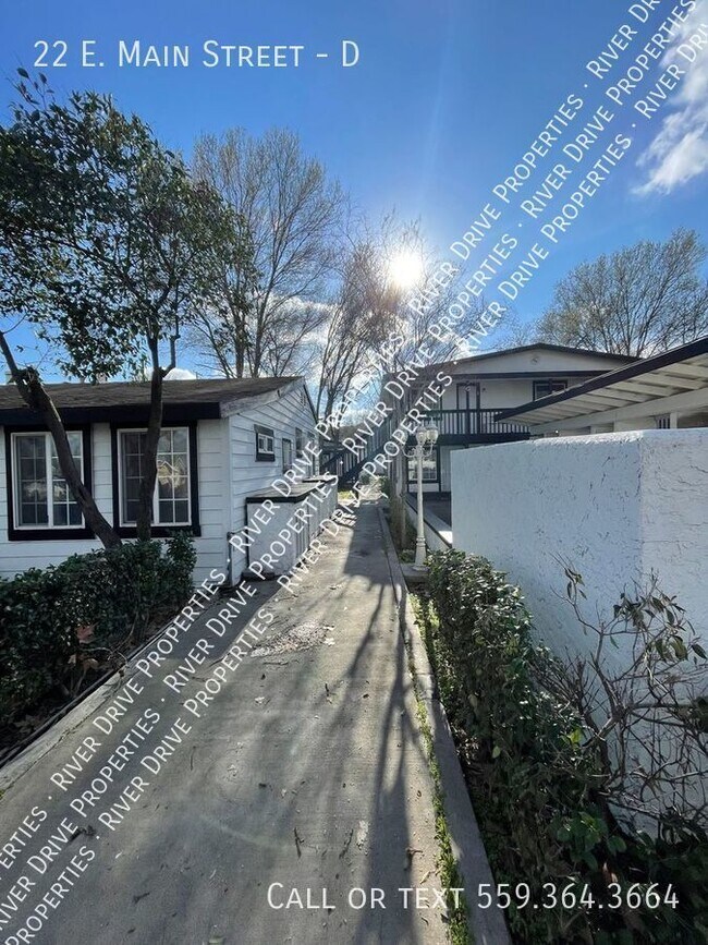 Building Photo - Upstairs 1-Bedroom Apartment on Main!