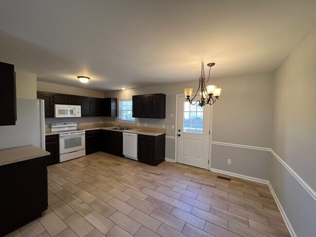 Foto del edificio - Available Now! 3 BR 2 Bath Home - Fenced i...