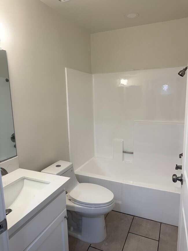 Foto del edificio - 1357 Armadale Ave