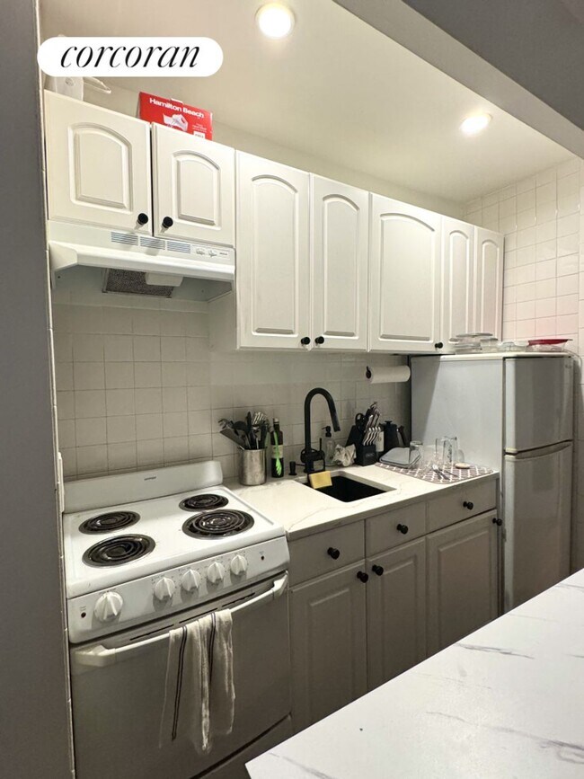 Foto del edificio - 324 W 47th St