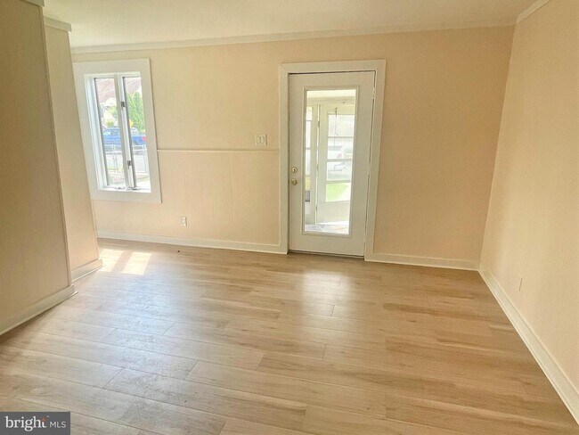 Building Photo - 3 E 10th Ave