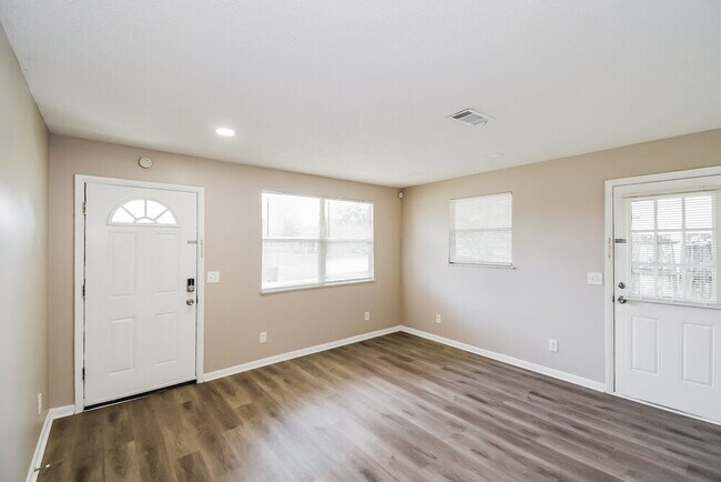 Foto del edificio - 3920 Lane Ave S