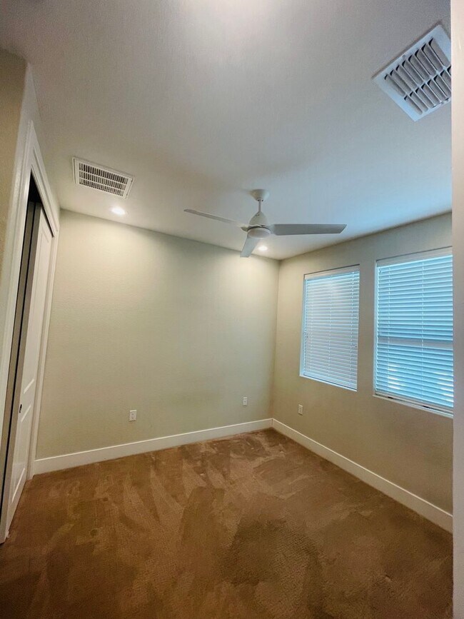 Building Photo - Gorgeous 3 bed/3 full bath Townhome  in Davis