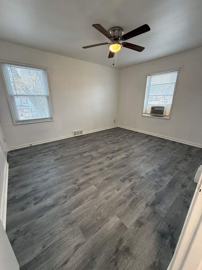 Building Photo - 9523-9525 Charlotte St