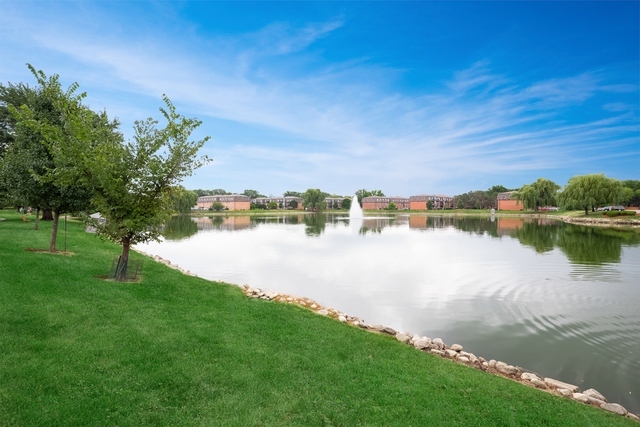 Building Photo - 9455 Bay Colony Dr