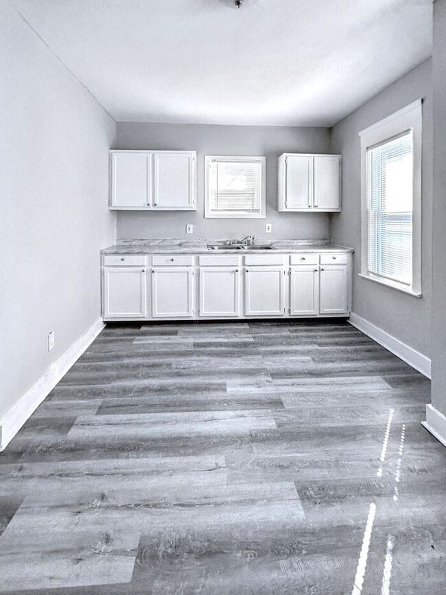 Building Photo - Charming 2-Bedroom Home with Convenient Ac...