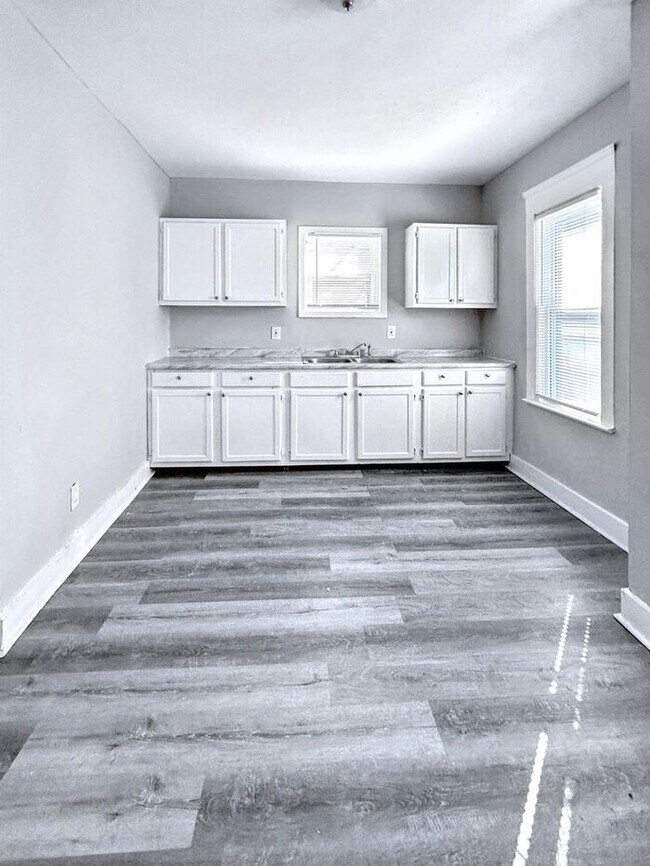 Foto del edificio - Charming 2-Bedroom Home with Convenient Ac...