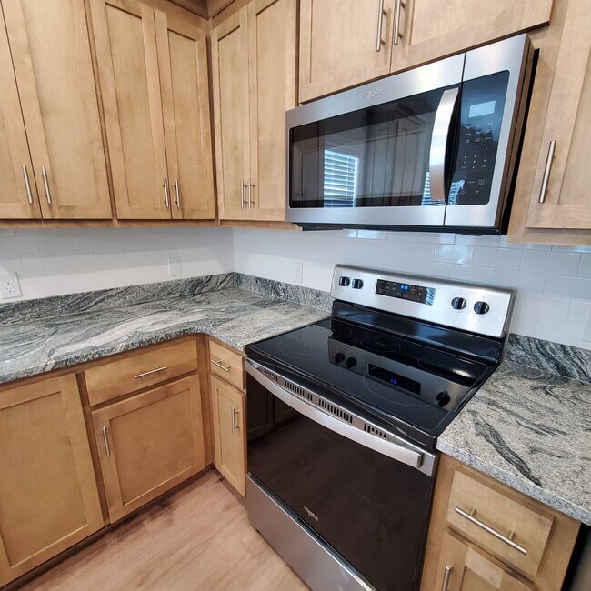 Building Photo - New 3/2 Home with Granite Countertops, Sta...