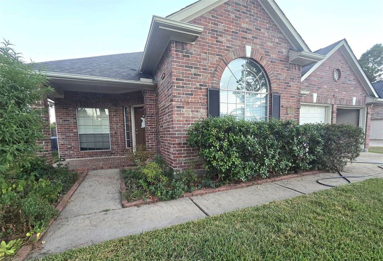 Foto del edificio - 15523 Clear Valley Dr