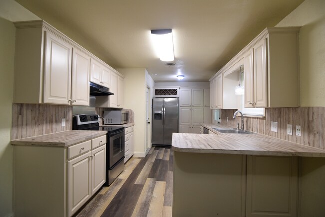 Building Photo - 3207 Meadow Oaks Dr