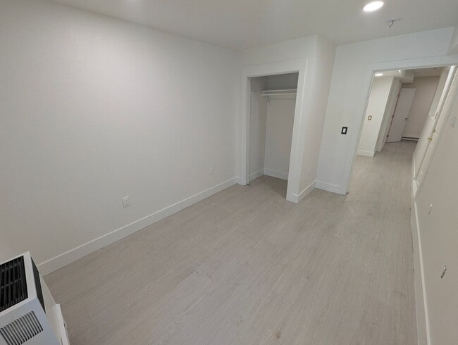 Building Photo - Quaint 1 BR/1 BA Available Now in Uptown Oakland