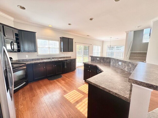Foto del edificio - $500 off first month rent with acceptable credit and application!! Beautiful 3 bed 2.5 bath/ Scre...